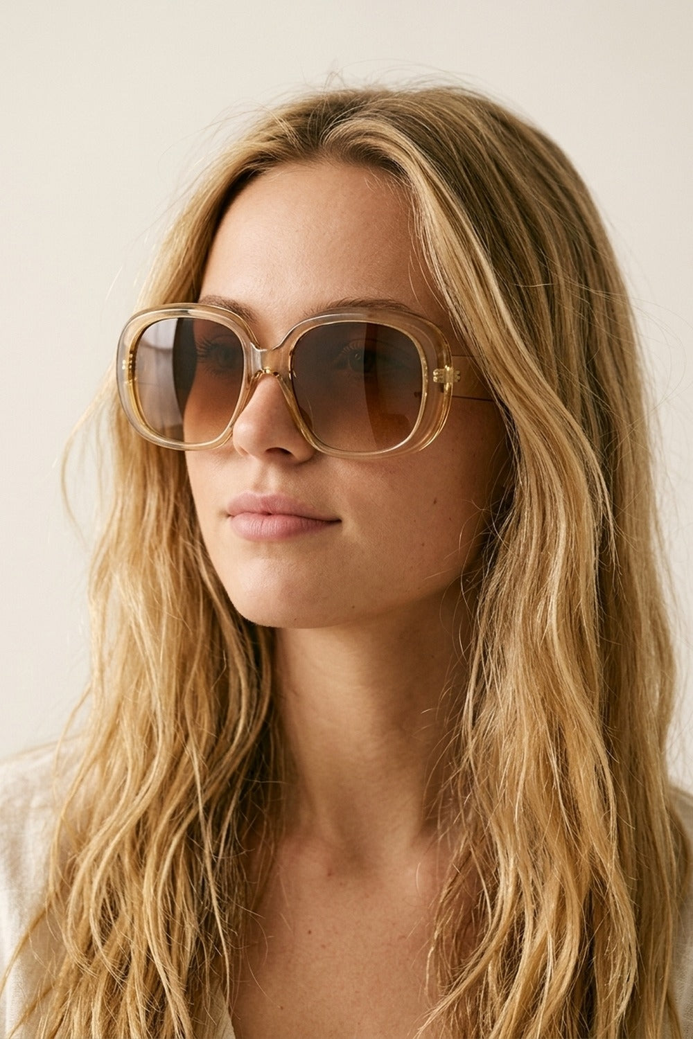 Lunettes de soleil à monture carrée oversize beige avec verres à effet dégradé