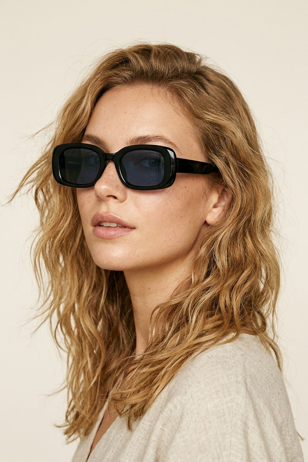 Lunettes de soleil étroites en acétate brillant à monture rectangulaire noire
