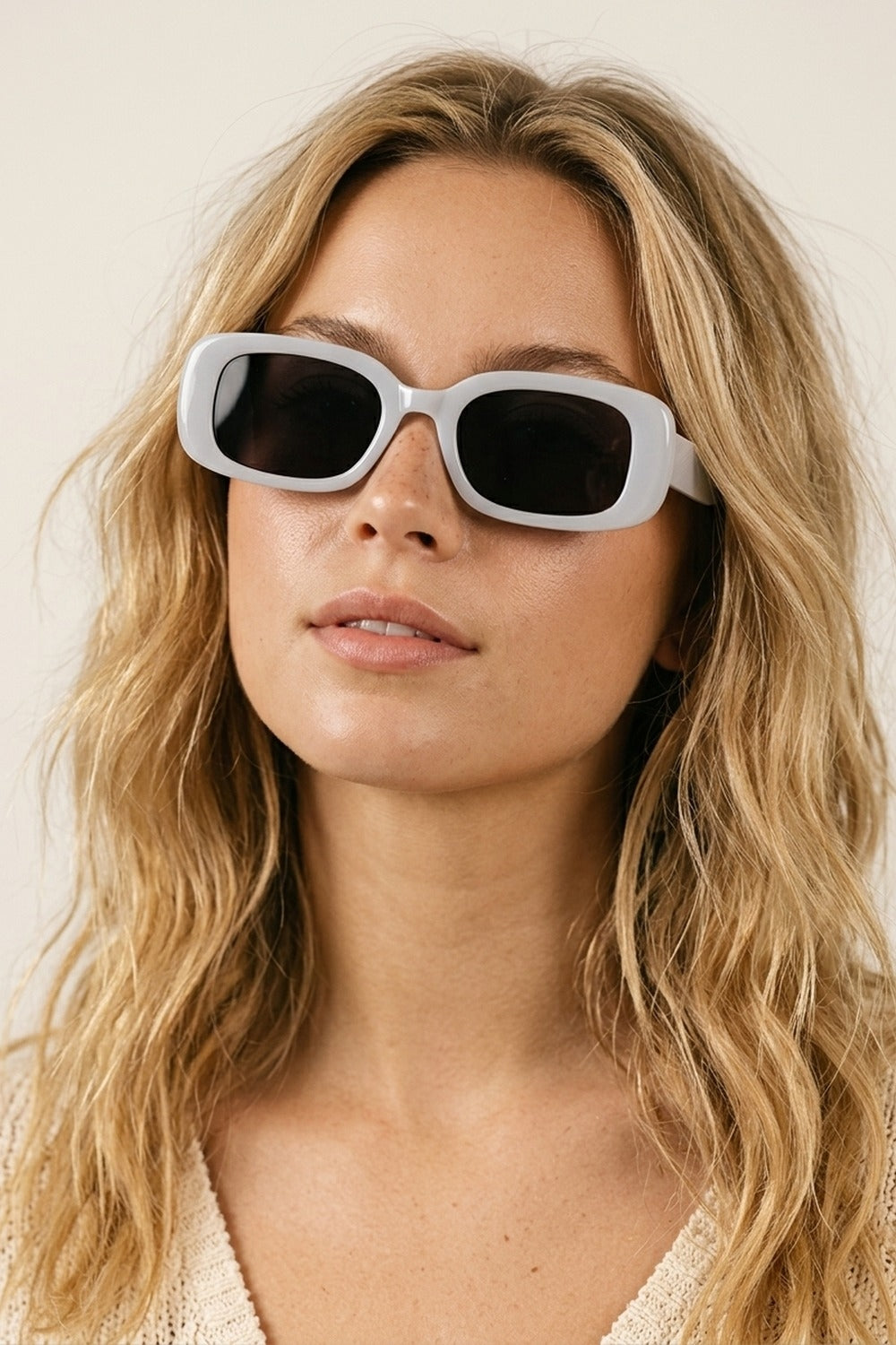 Lunettes de soleil modernes avec monture épaisse blanche et verres rectangulaires