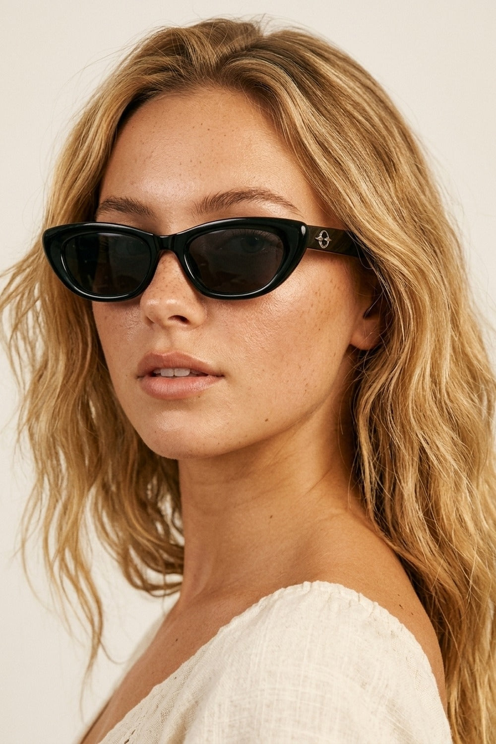 Lunettes de Soleil Slim Noires Brillantes Œil de Chat avec Détail Logo en Métal
