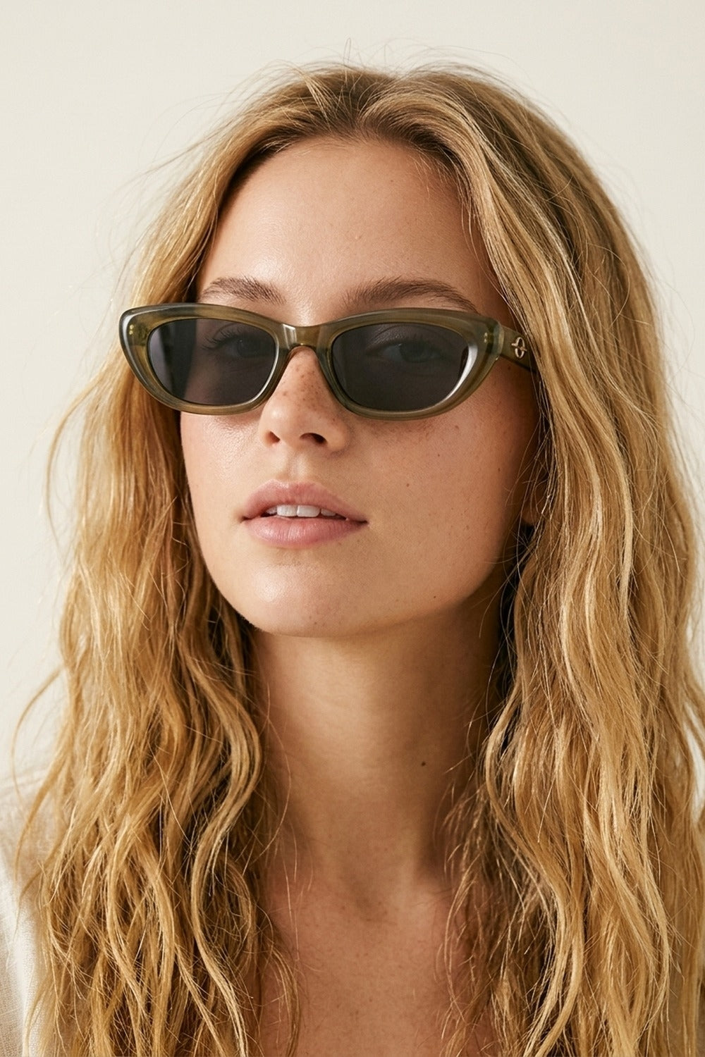 Lunettes de soleil œil de chat ovales translucides olive