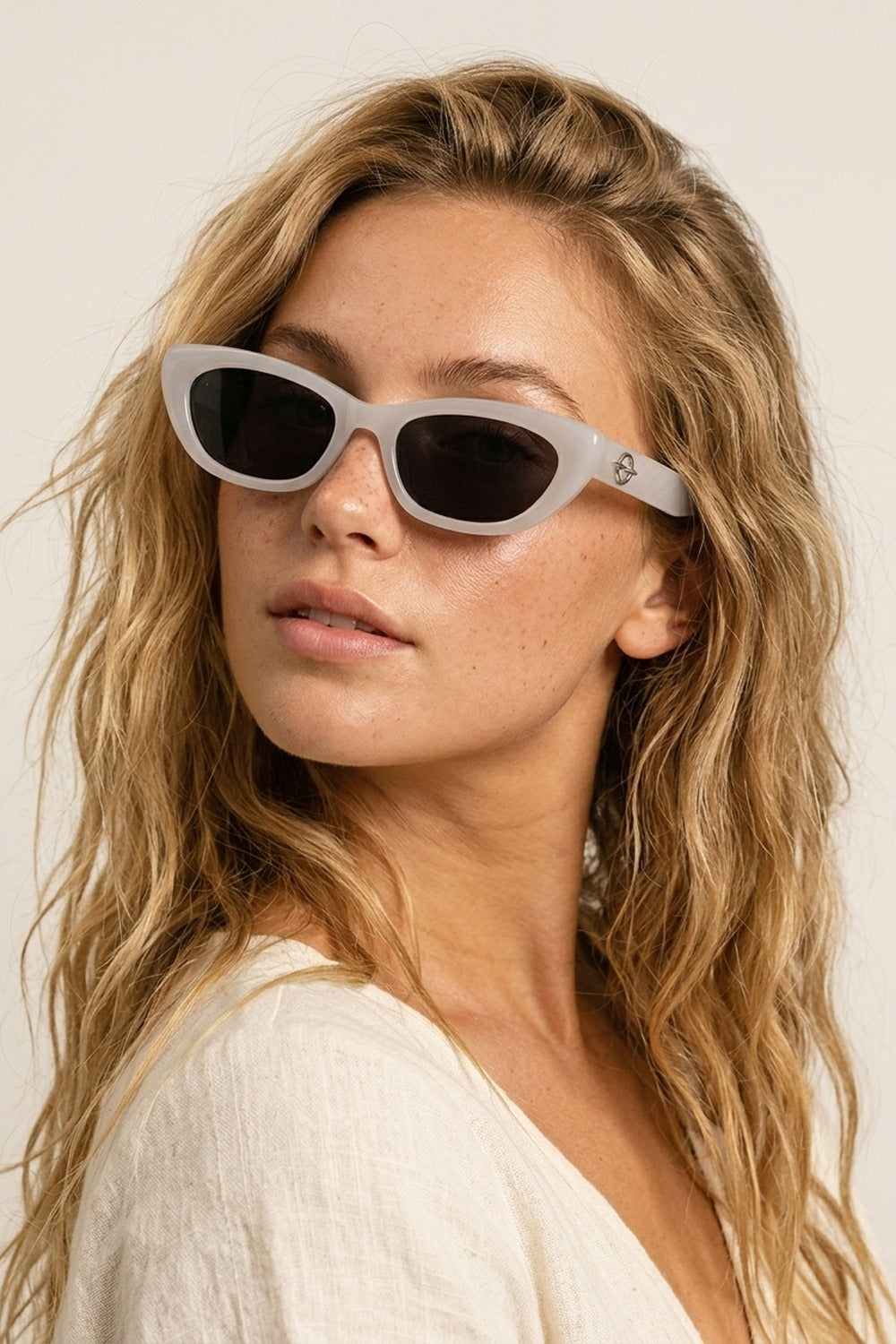 Monture œil de chat blanche avec logo argenté lunettes de soleil détails