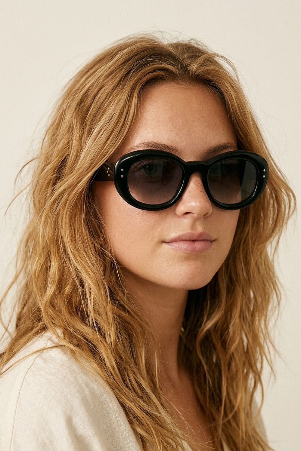Lunettes de soleil épaisses avec monture ovale noire et verres dégradés
