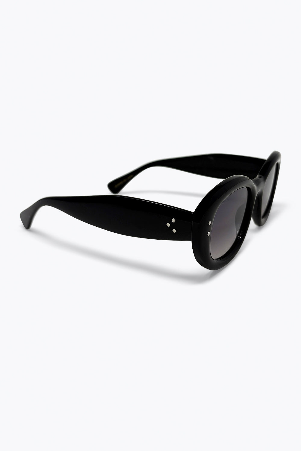 Lunettes de soleil épaisses avec monture ovale noire et verres dégradés