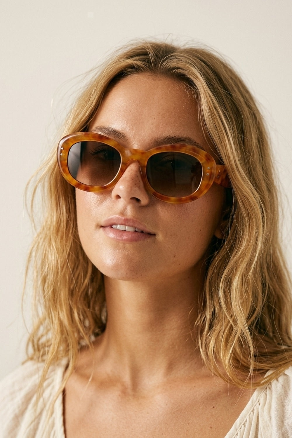 Lunettes de soleil à monture ovale en écaille de tortue marron avec verres dégradés
