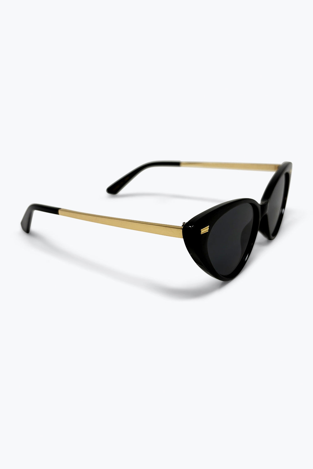 Lunettes de soleil noires à monture brillante et détails dorés en œil de chat