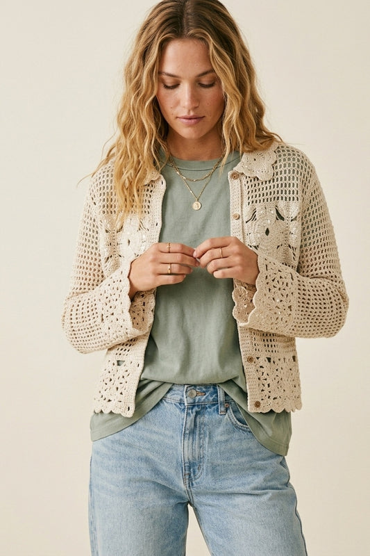 Gilet au Crochet avec Motif de Fleur Tricoté en Crème