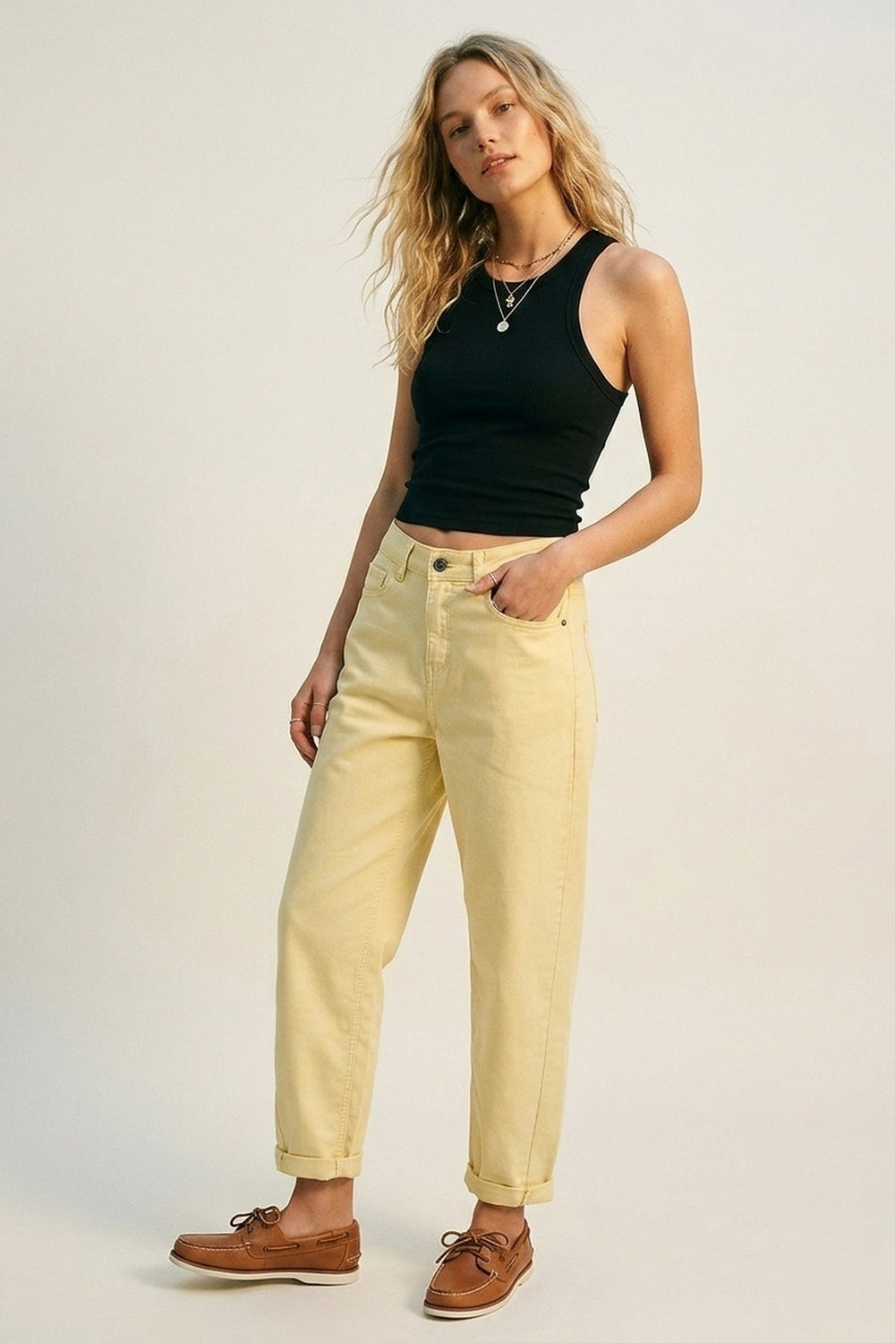 Pantalon à jambe droite avec ourlet roulé en jaune