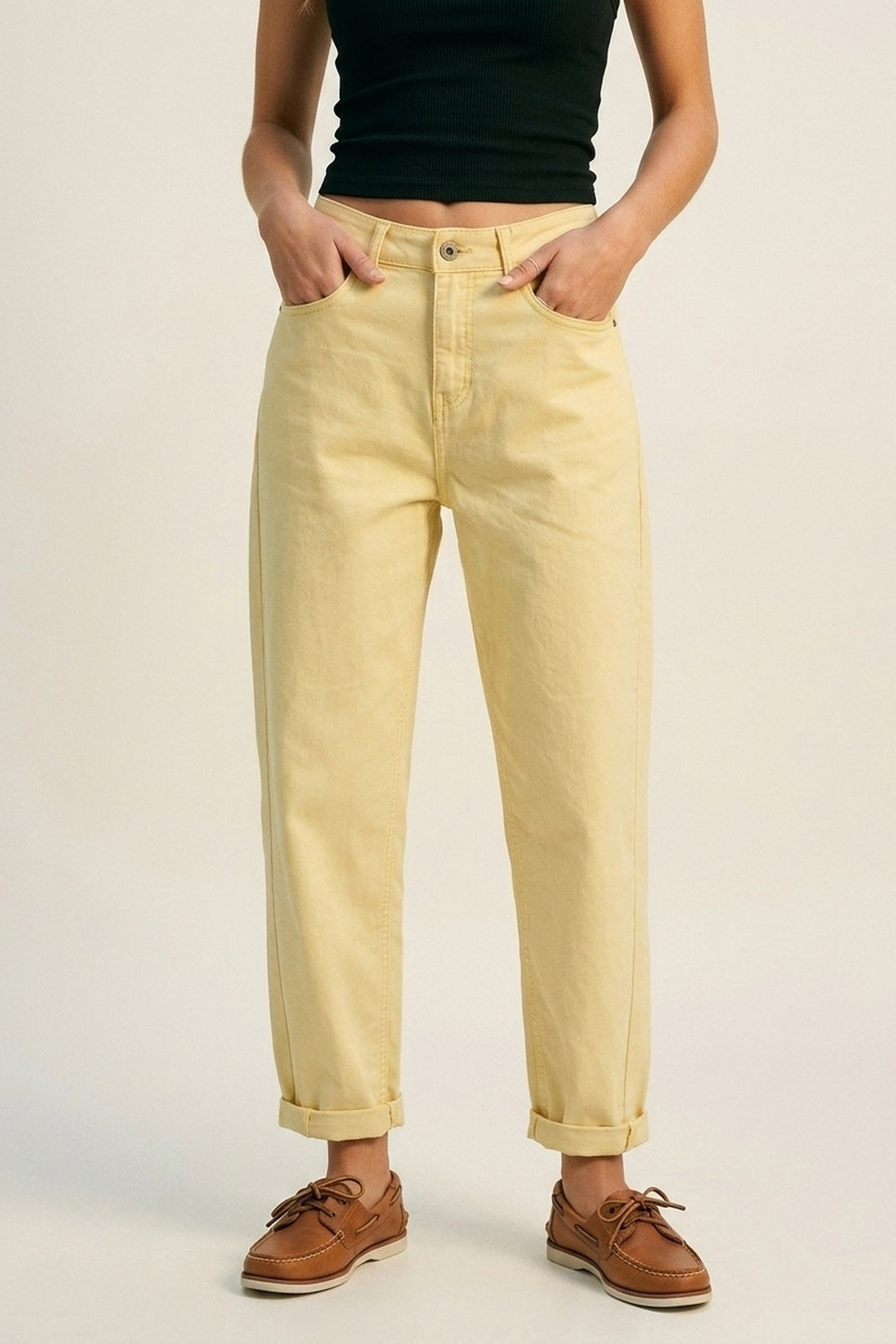 Pantalon à jambe droite avec ourlet roulé en jaune