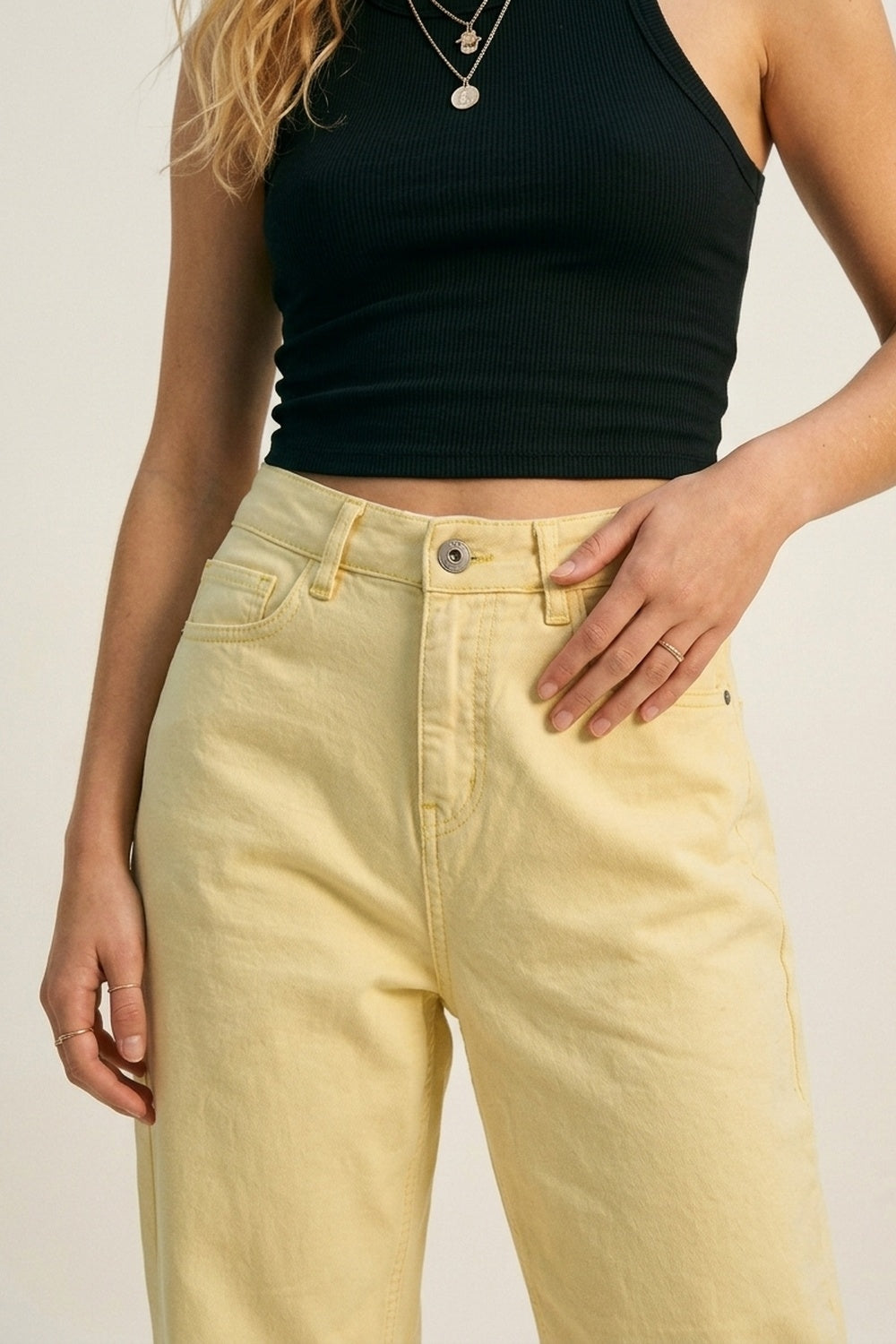 Pantalon à jambe droite avec ourlet roulé en jaune
