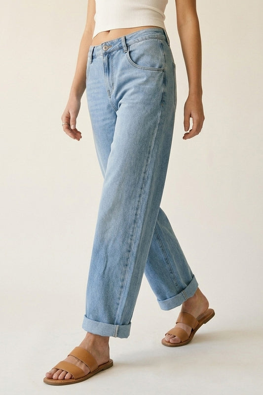 Jeans extensibles à jambe droite avec ourlet roulé en lavage léger