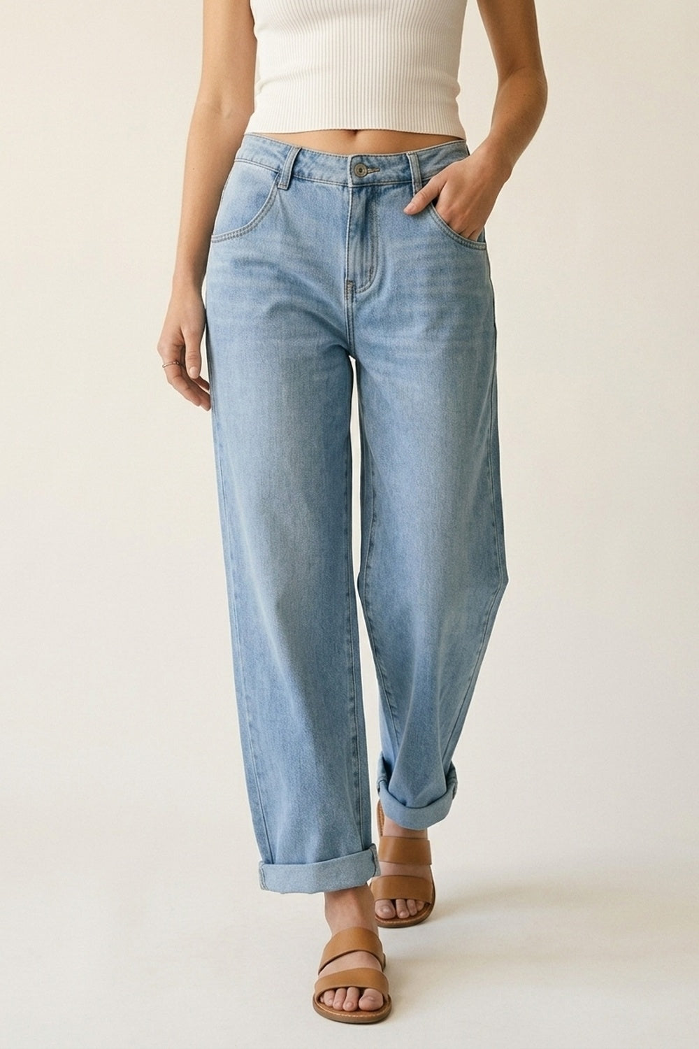 Jeans extensibles à jambe droite avec ourlet roulé en lavage léger