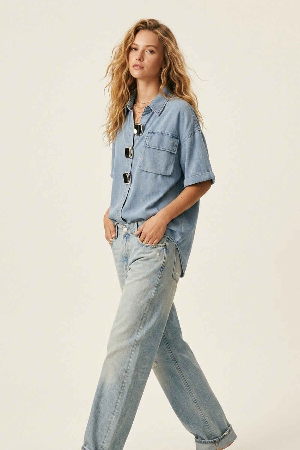 Chemise en denim à manches courtes lavage clair avec de gros boutons argentés