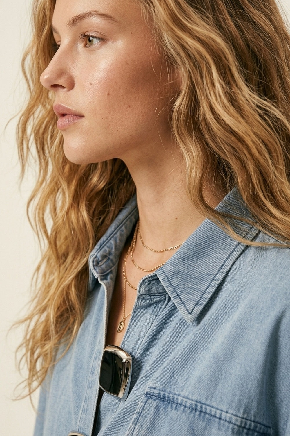 Chemise en denim à manches courtes lavage clair avec de gros boutons argentés