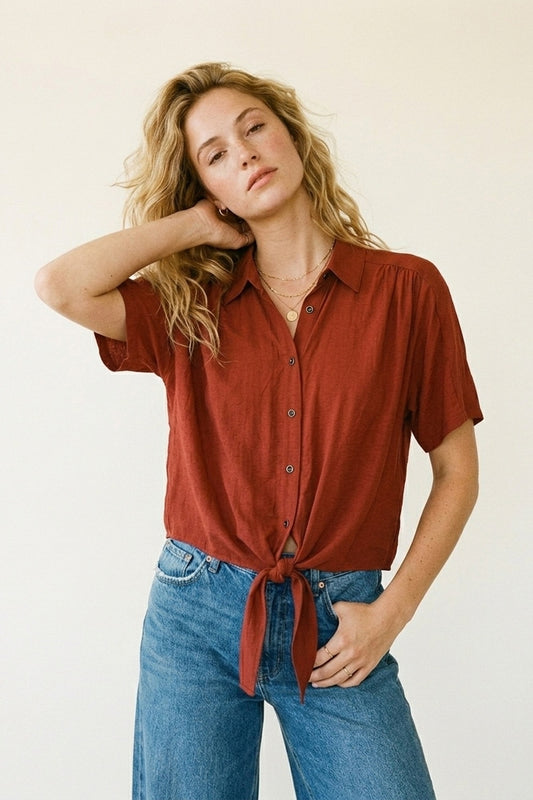 Chemise à manches courtes boutonnée avec ourlet noué sur le devant en terre cuite