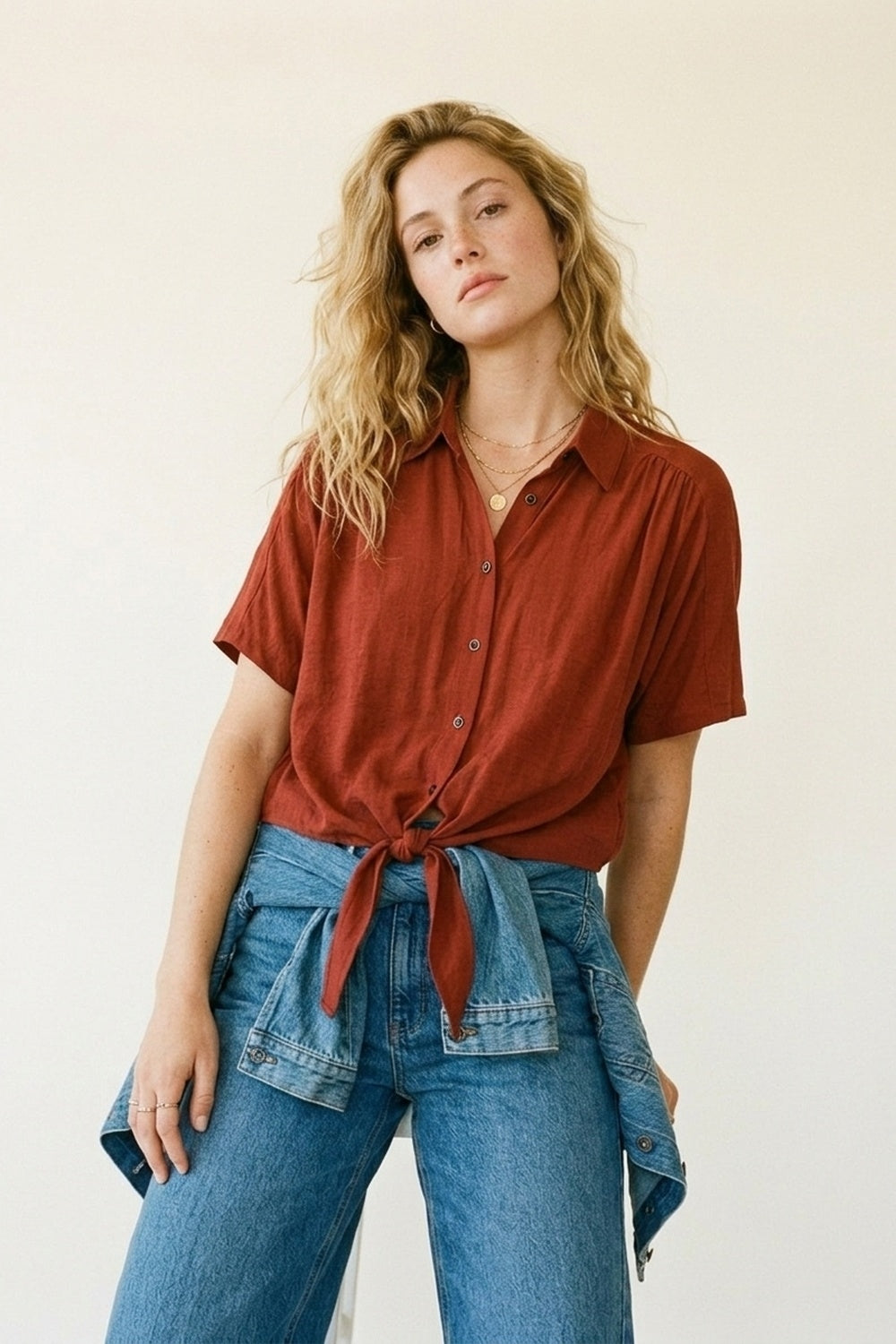 Chemise à manches courtes boutonnée avec ourlet noué sur le devant en terre cuite