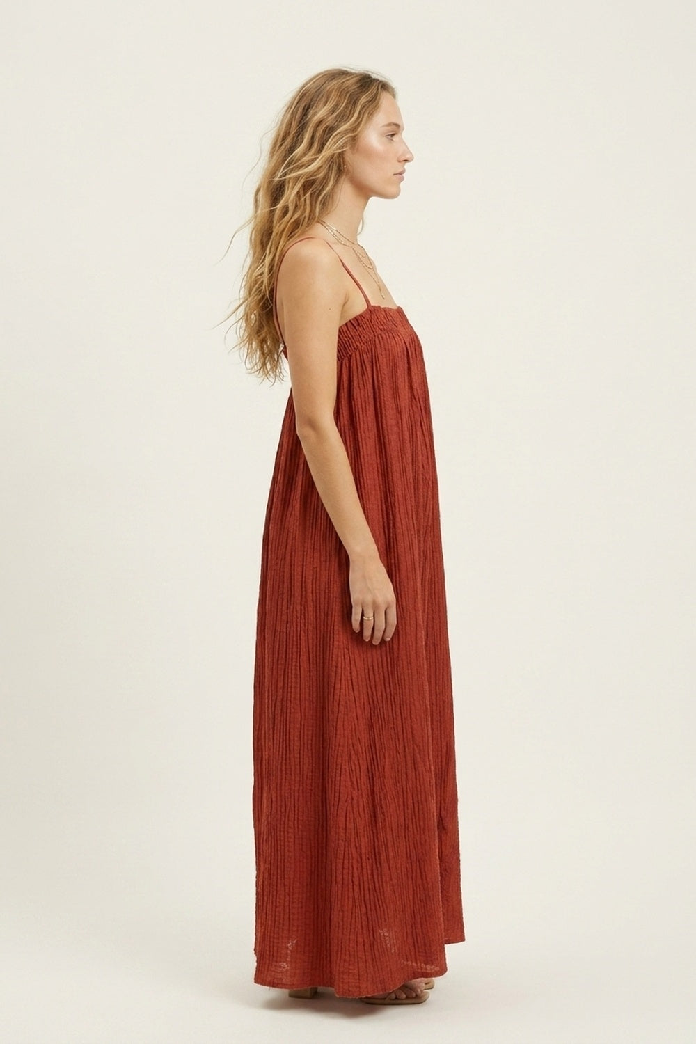 Robe longue froissée couleur rouille avec bretelles spaghetti