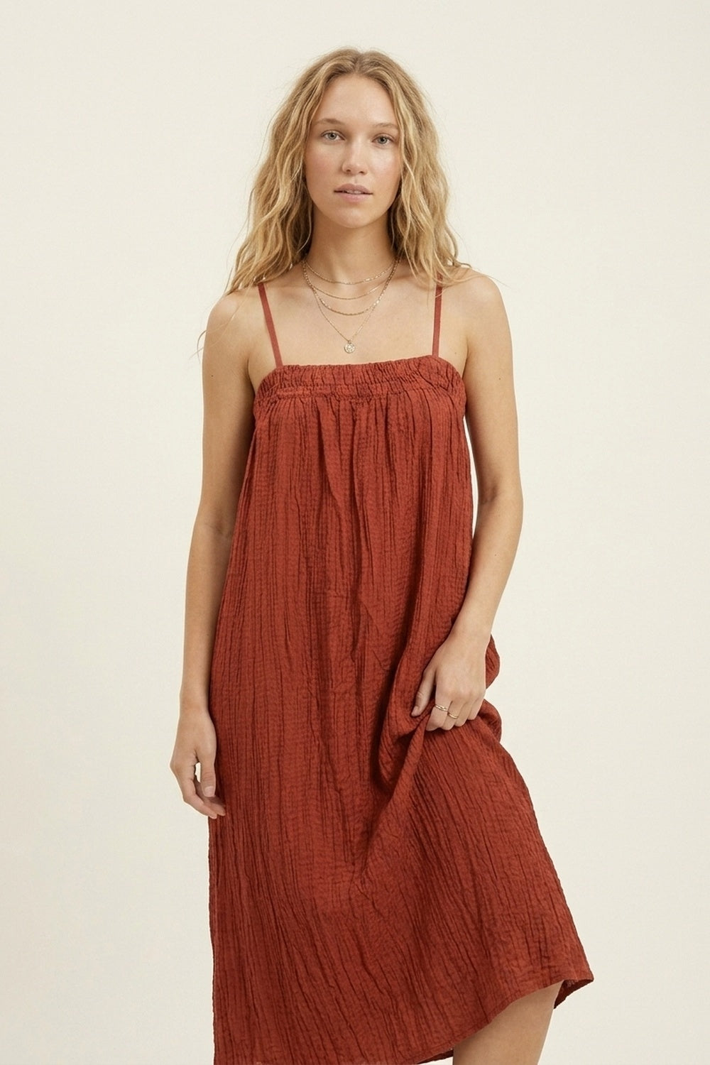 Robe longue froissée couleur rouille avec bretelles spaghetti