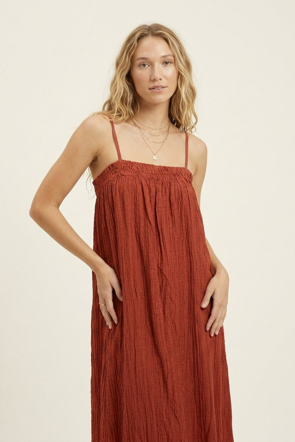 Robe longue froissée couleur rouille avec bretelles spaghetti