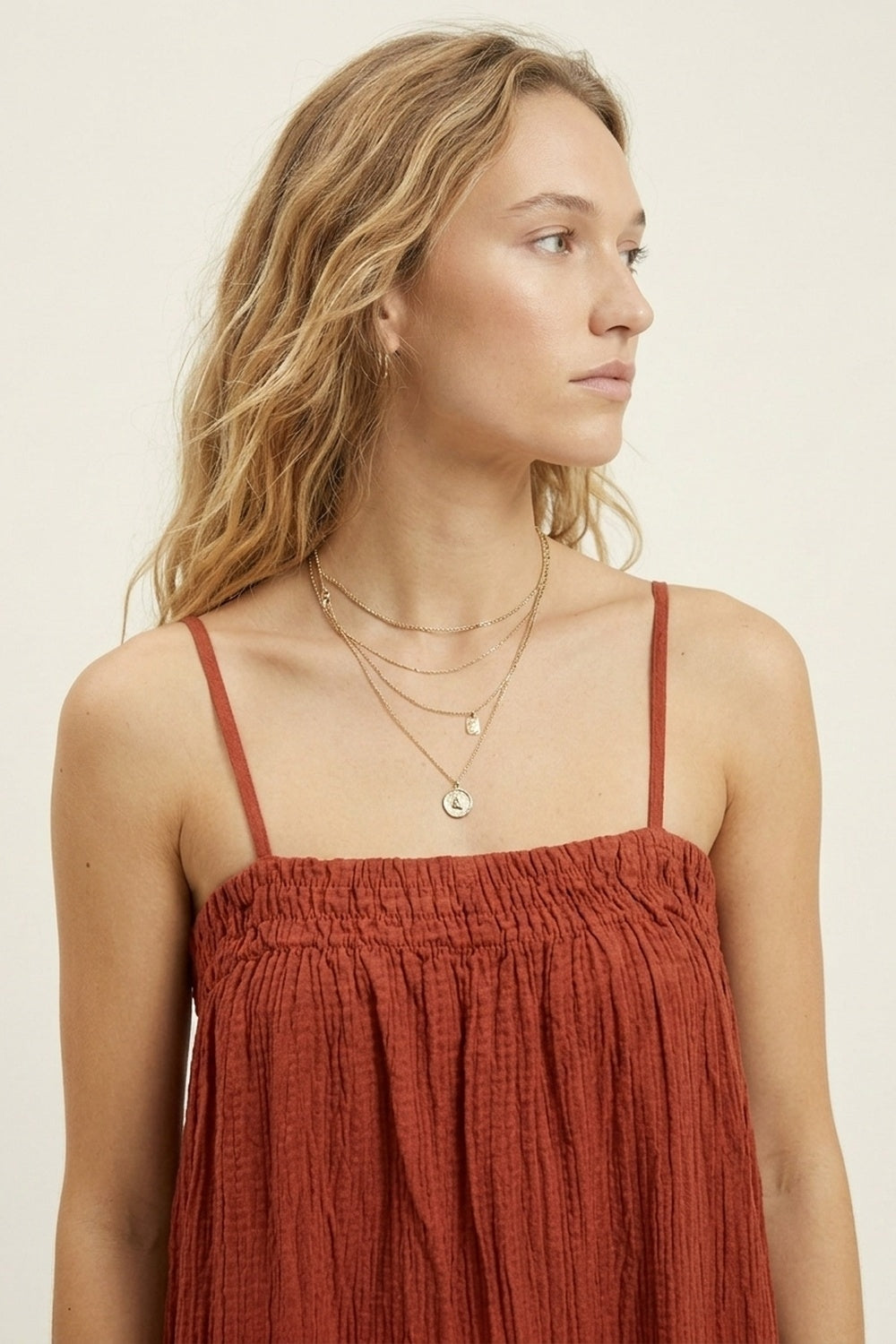 Robe longue froissée couleur rouille avec bretelles spaghetti