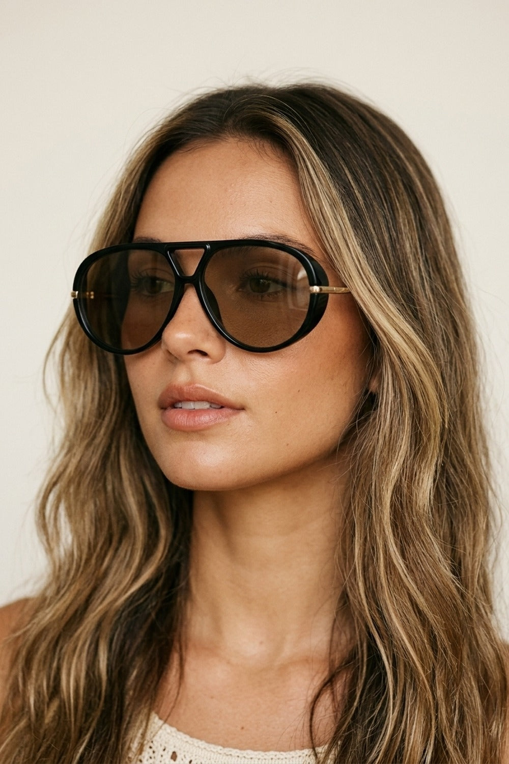 Lunettes de soleil aviateur noires avec verres marron