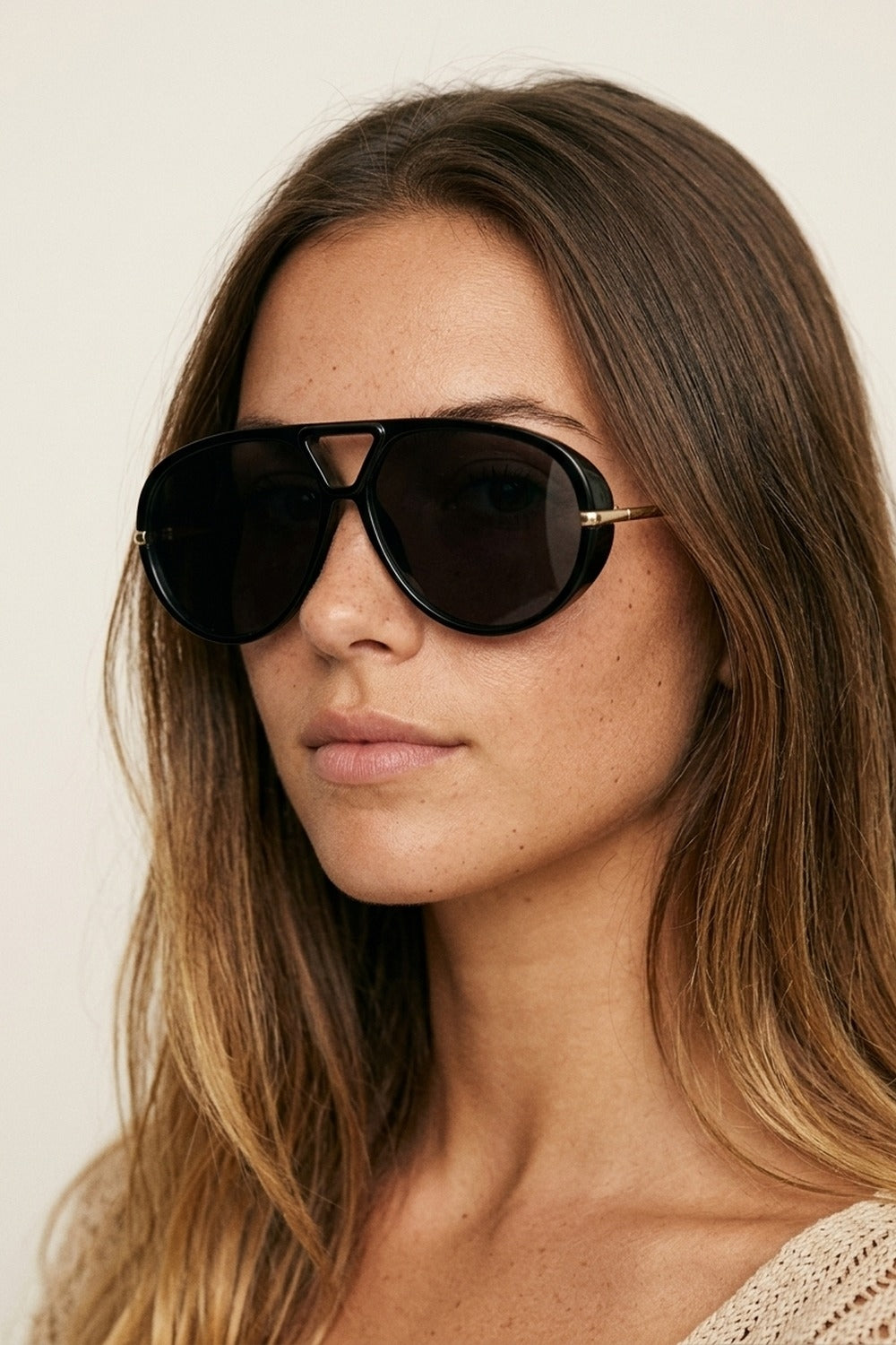 Lunettes de soleil aviateur surdimensionnées noires avec détails dorés