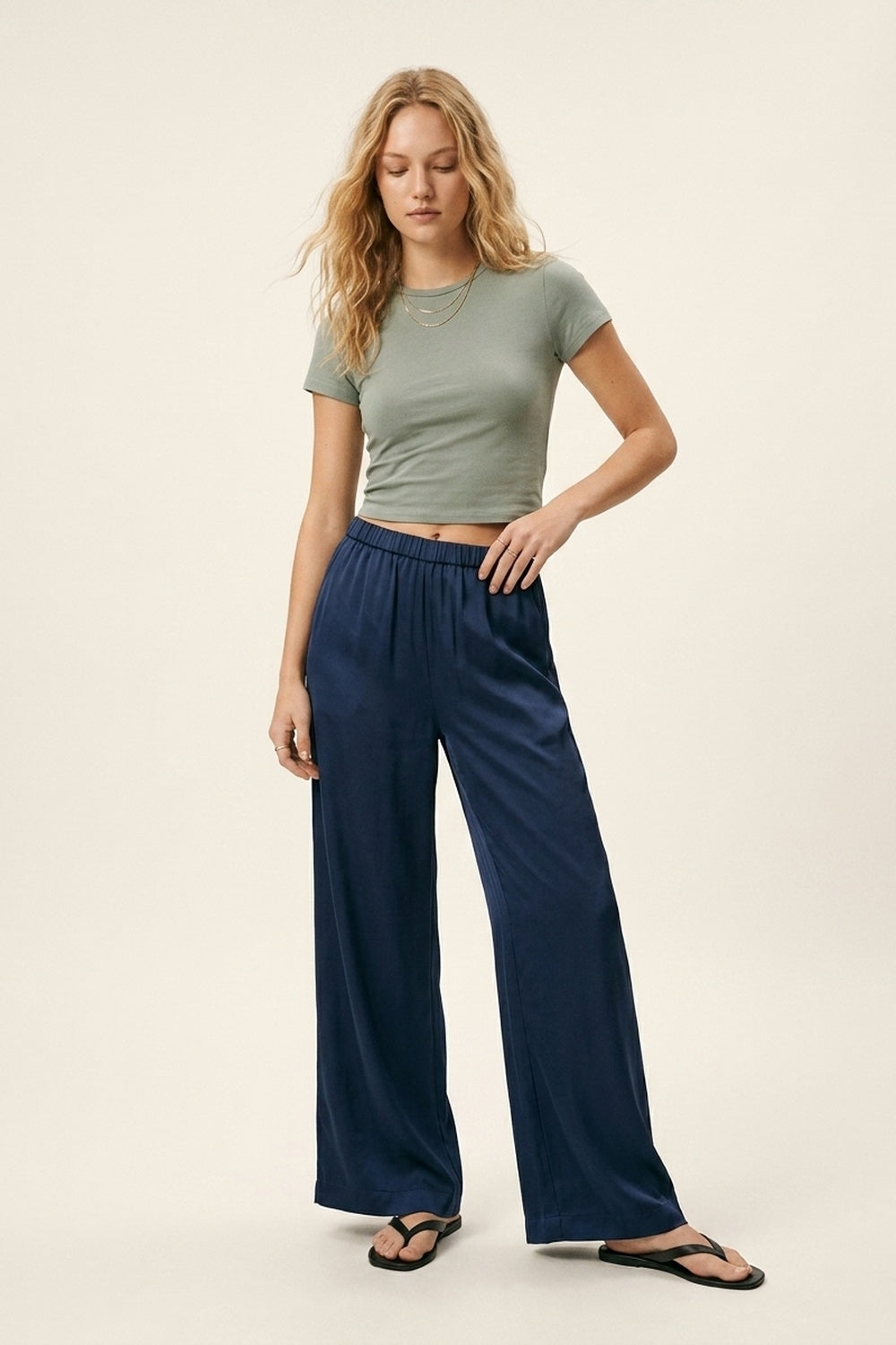 Pantalon large en satin léger bleu marine avec taille élastique