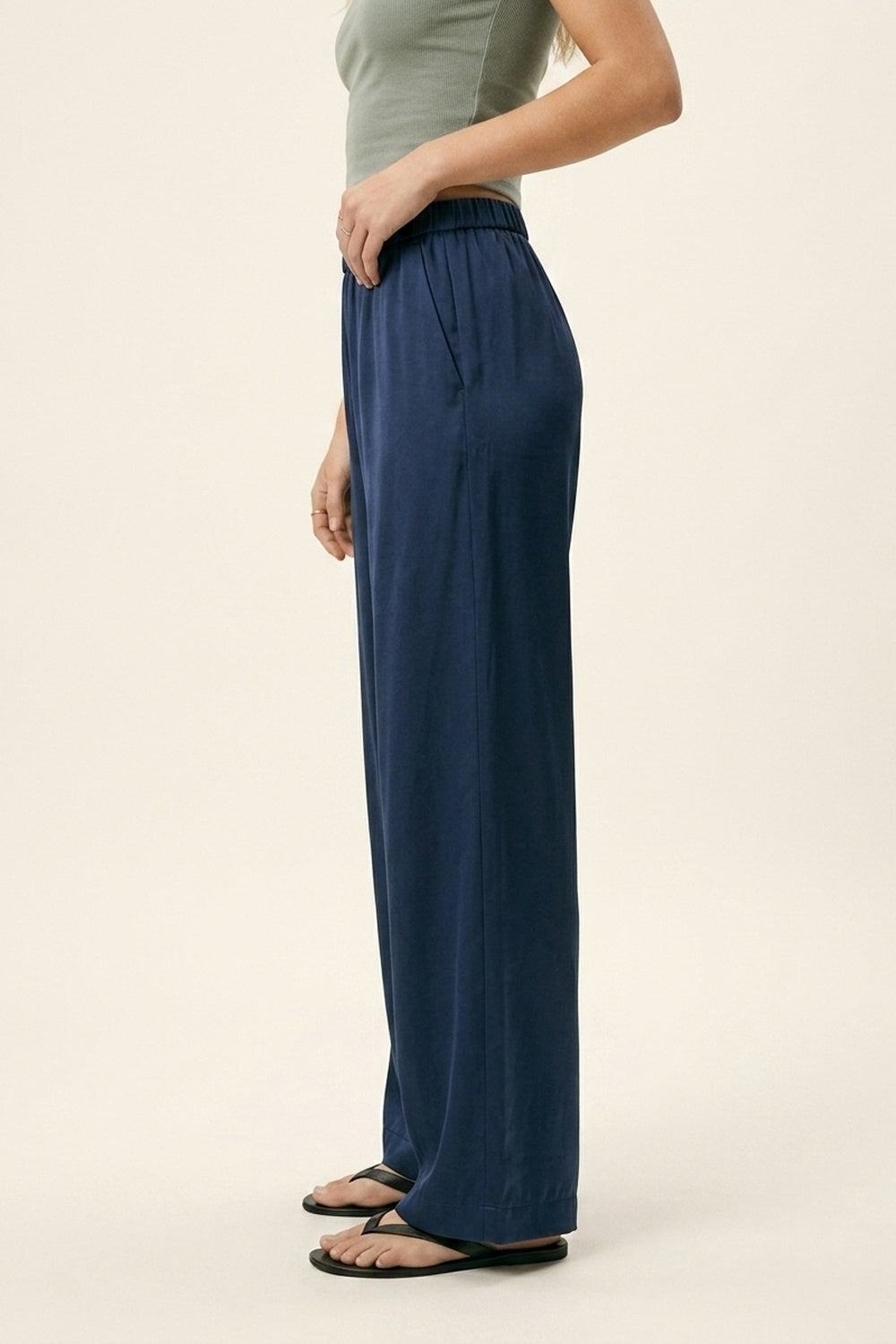 Pantalon large en satin léger bleu marine avec taille élastique