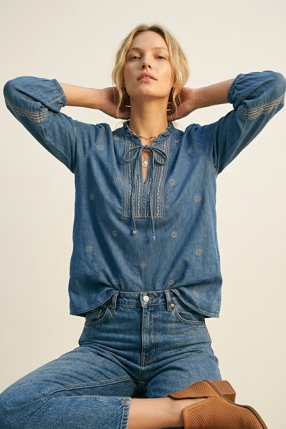 Tunique en denim brodée avec encolure à volants et nouée sur le devant