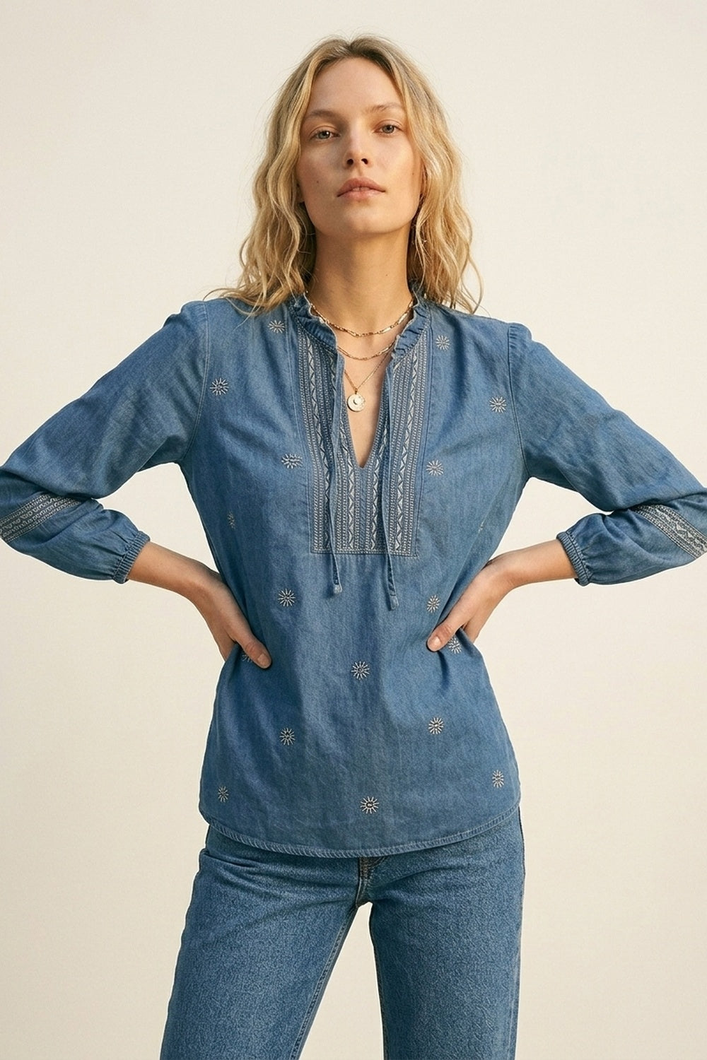 Tunique en denim brodée avec encolure à volants et nouée sur le devant