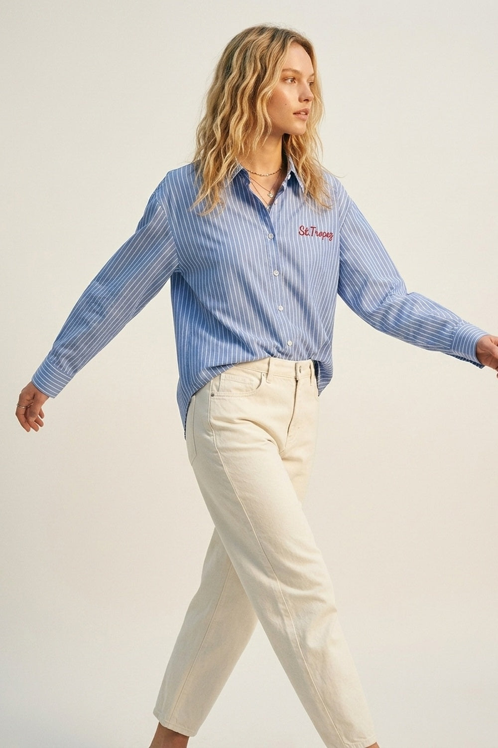 Chemise boutonnée classique à rayures bleues avec broderie