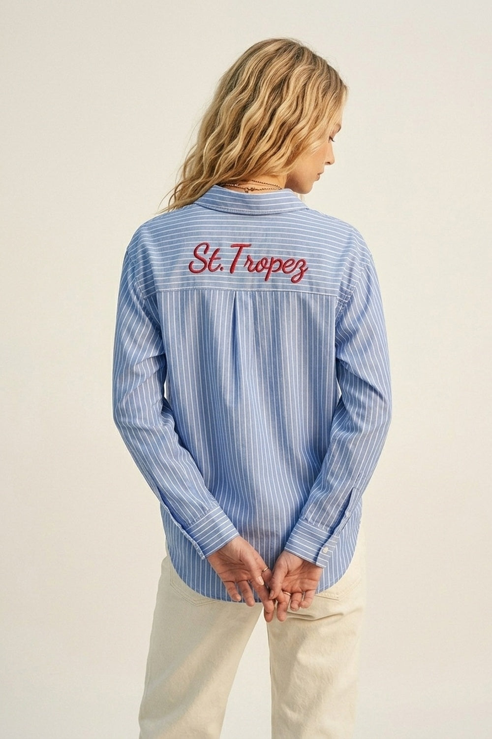 Chemise boutonnée classique à rayures bleues avec broderie