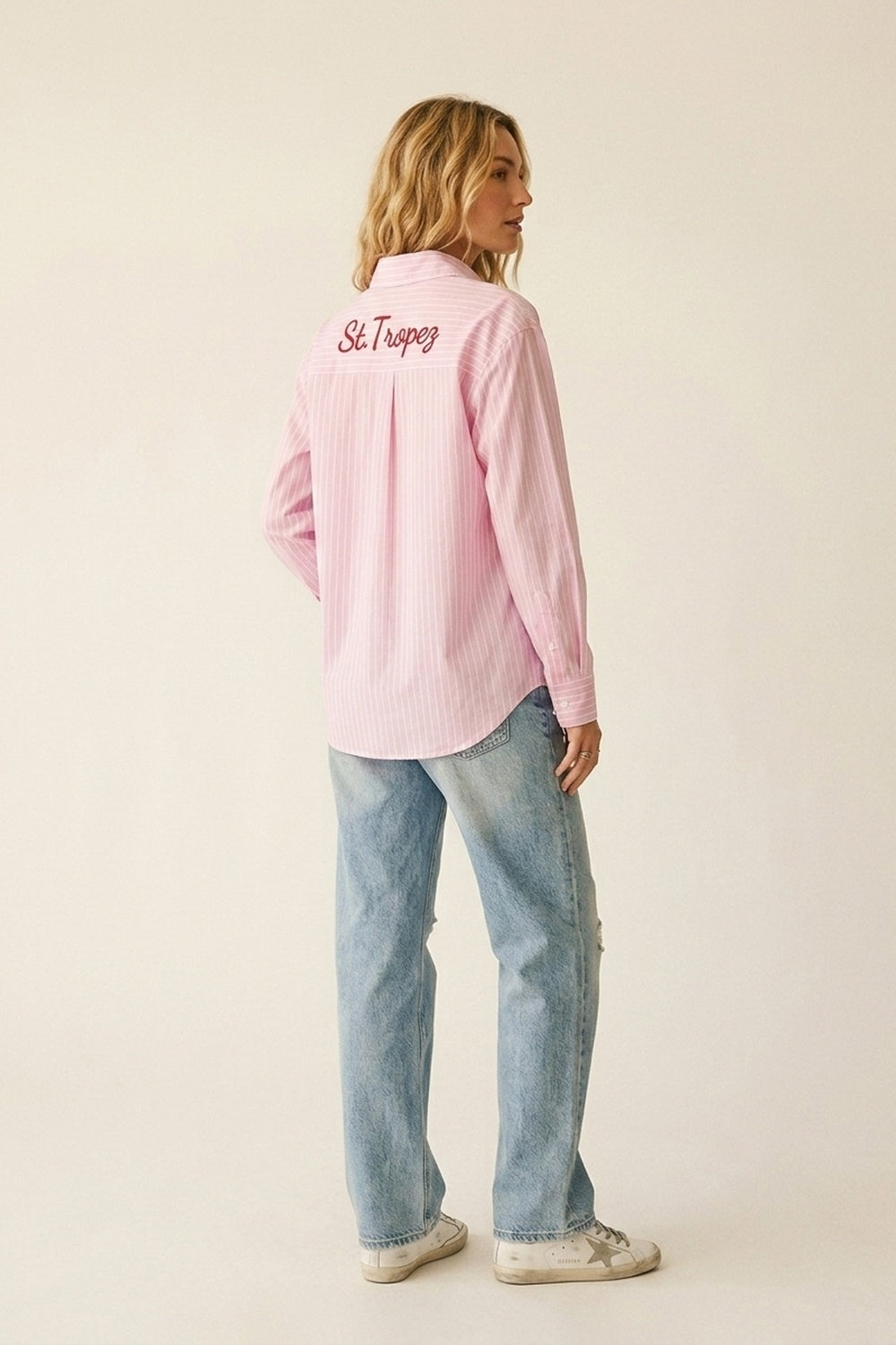 Chemise boutonnée à rayures roses avec détails brodés
