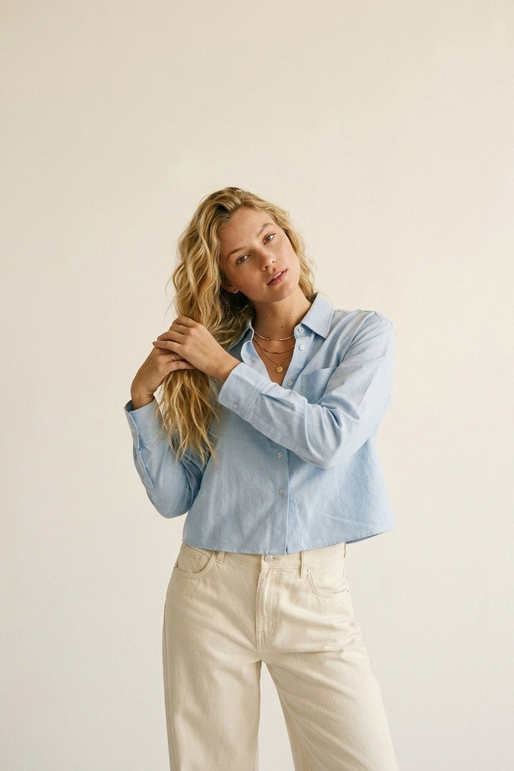 Chemise courte à boutons-pression bleu clair en tissu de coton