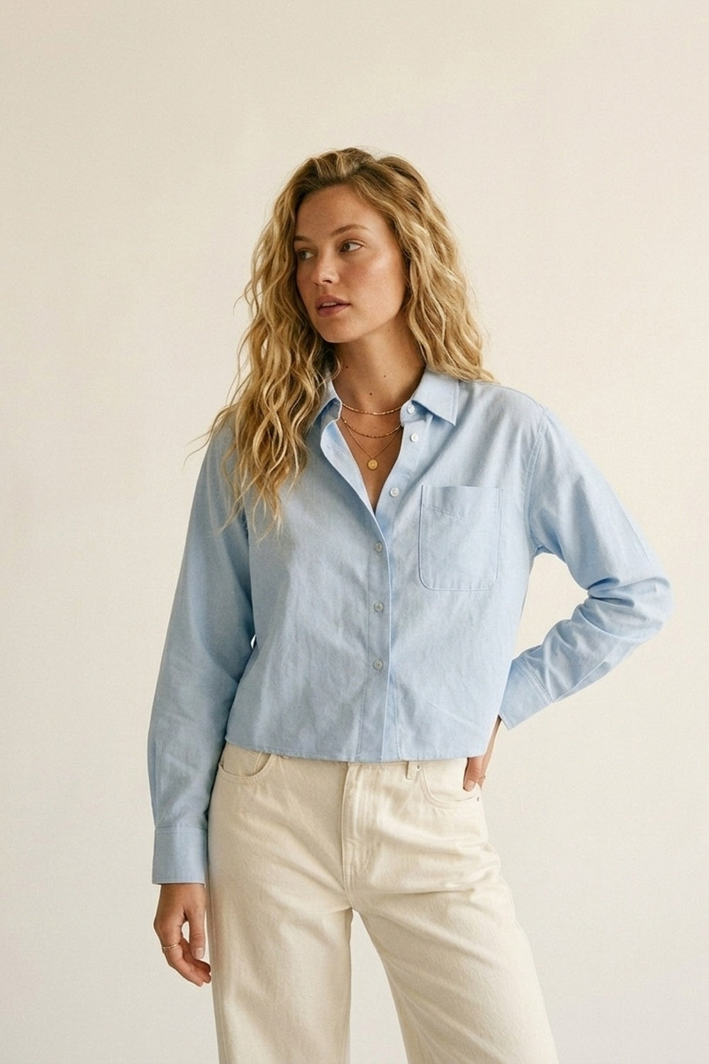 Chemise courte à boutons-pression bleu clair en tissu de coton
