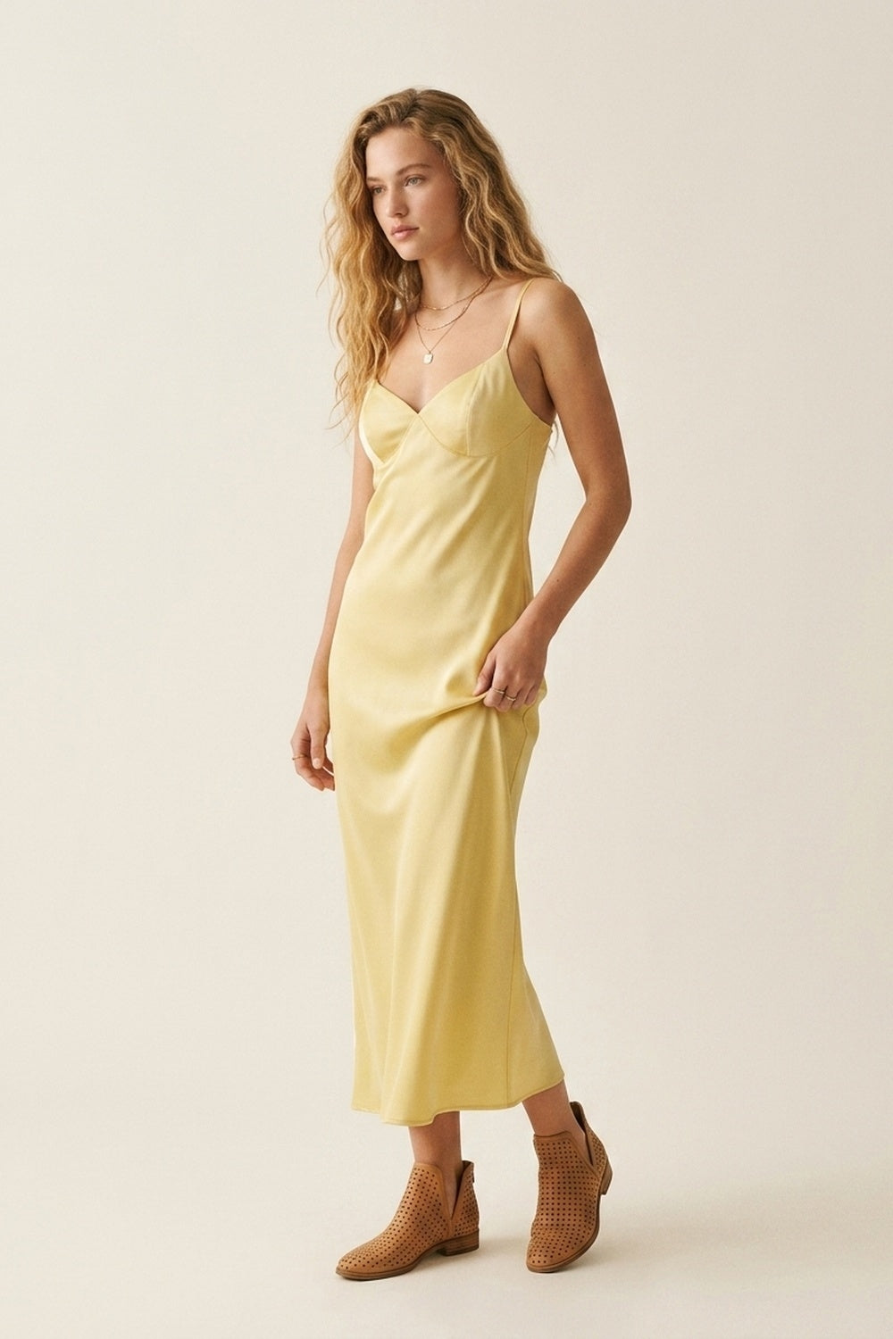 Robe maxi en satin jaune avec bretelles réglables
