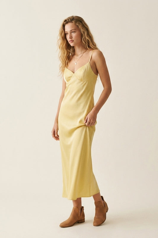 Robe maxi en satin jaune avec bretelles réglables