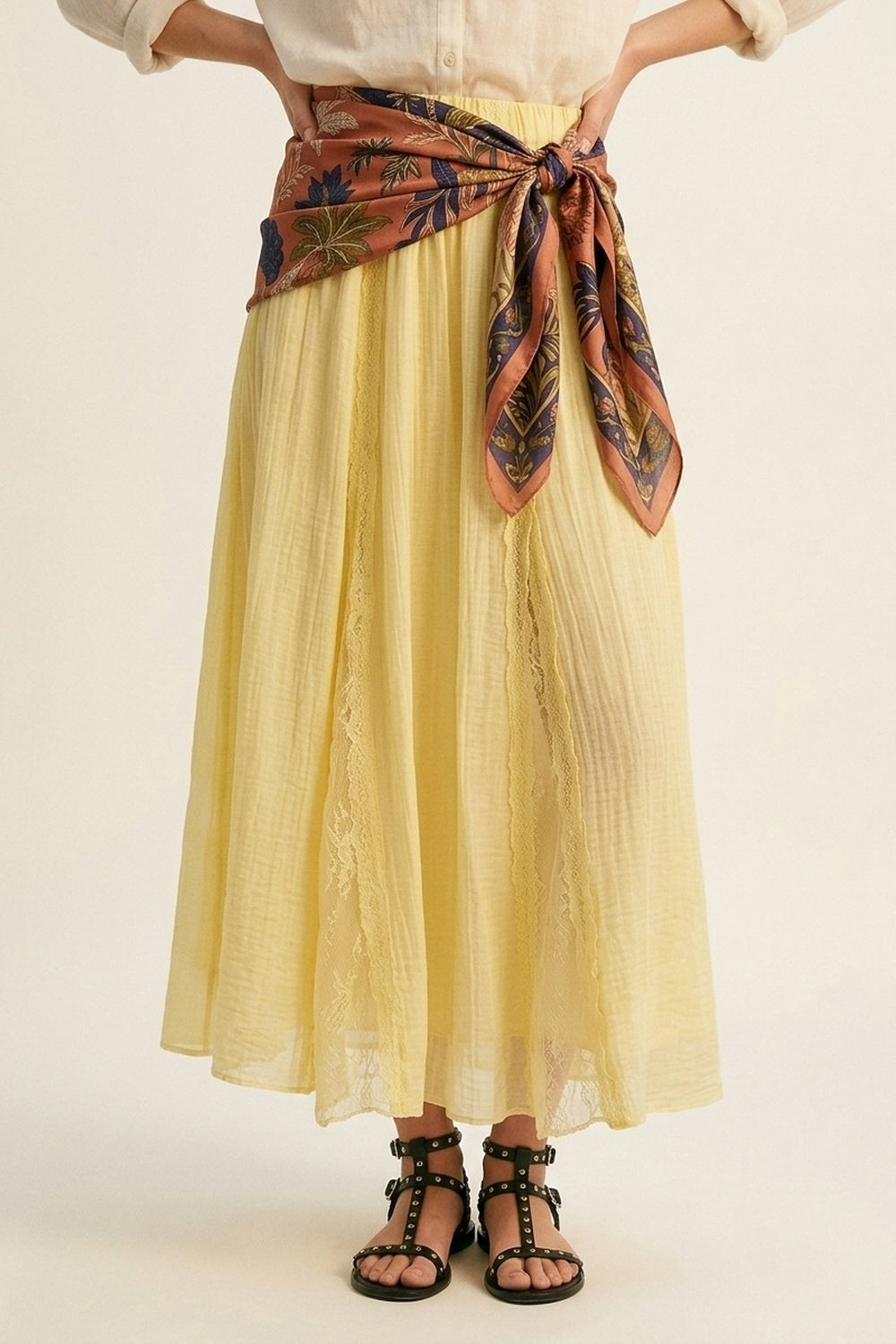 Jupe maxi trapèze jaune en tissu transparent texturé avec insert en dentelle