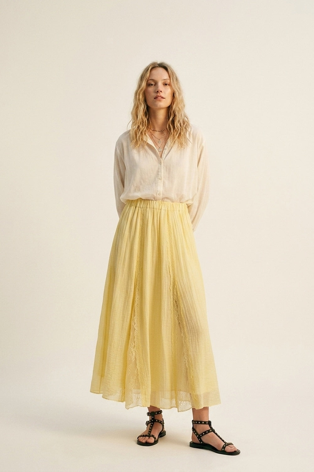 Jupe maxi trapèze jaune en tissu transparent texturé avec insert en dentelle