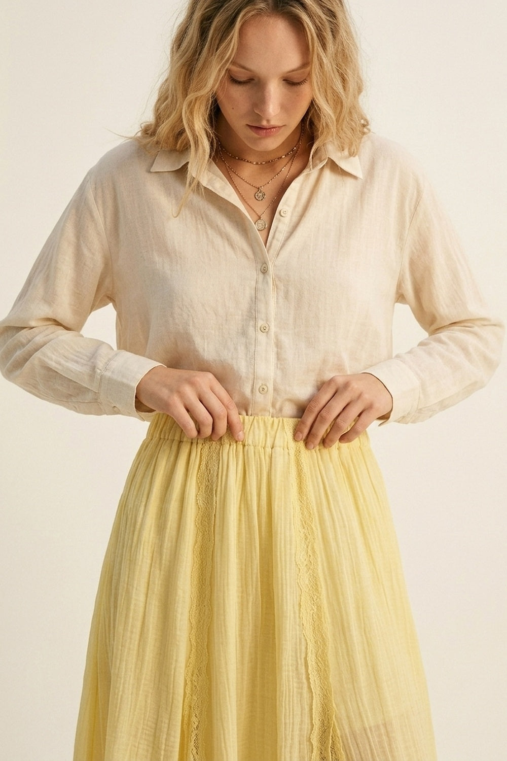 Jupe maxi trapèze jaune en tissu transparent texturé avec insert en dentelle