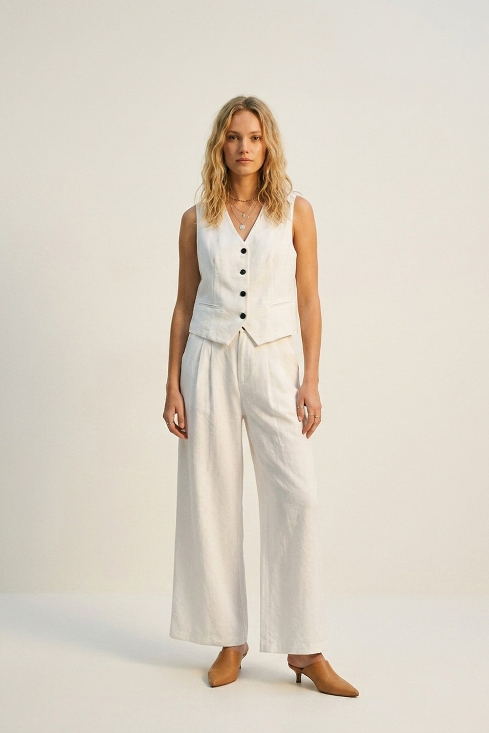 Pantalon estival blanc à jambes larges avec plis sur le devant