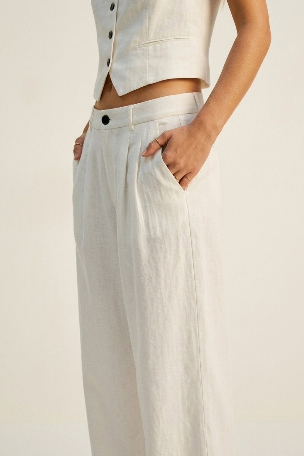 Pantalon estival blanc à jambes larges avec plis sur le devant