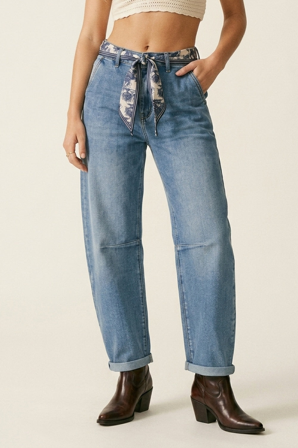 Jean à Jambes Barrel Délavage Clair avec Détail de Couture au Genou