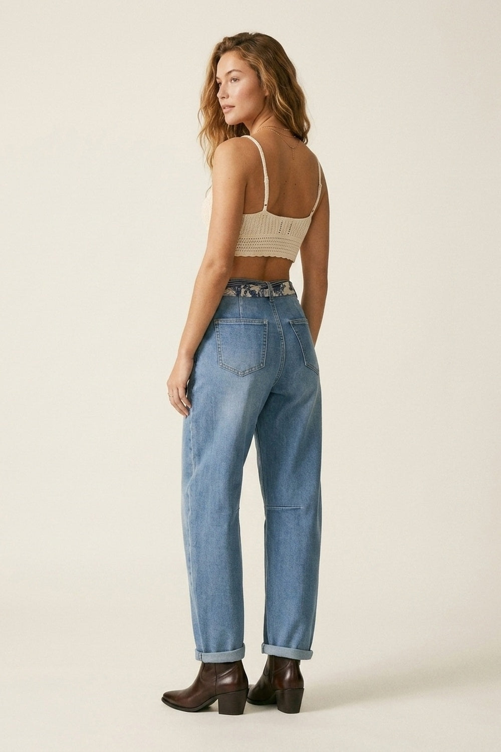 Jean à Jambes Barrel Délavage Clair avec Détail de Couture au Genou