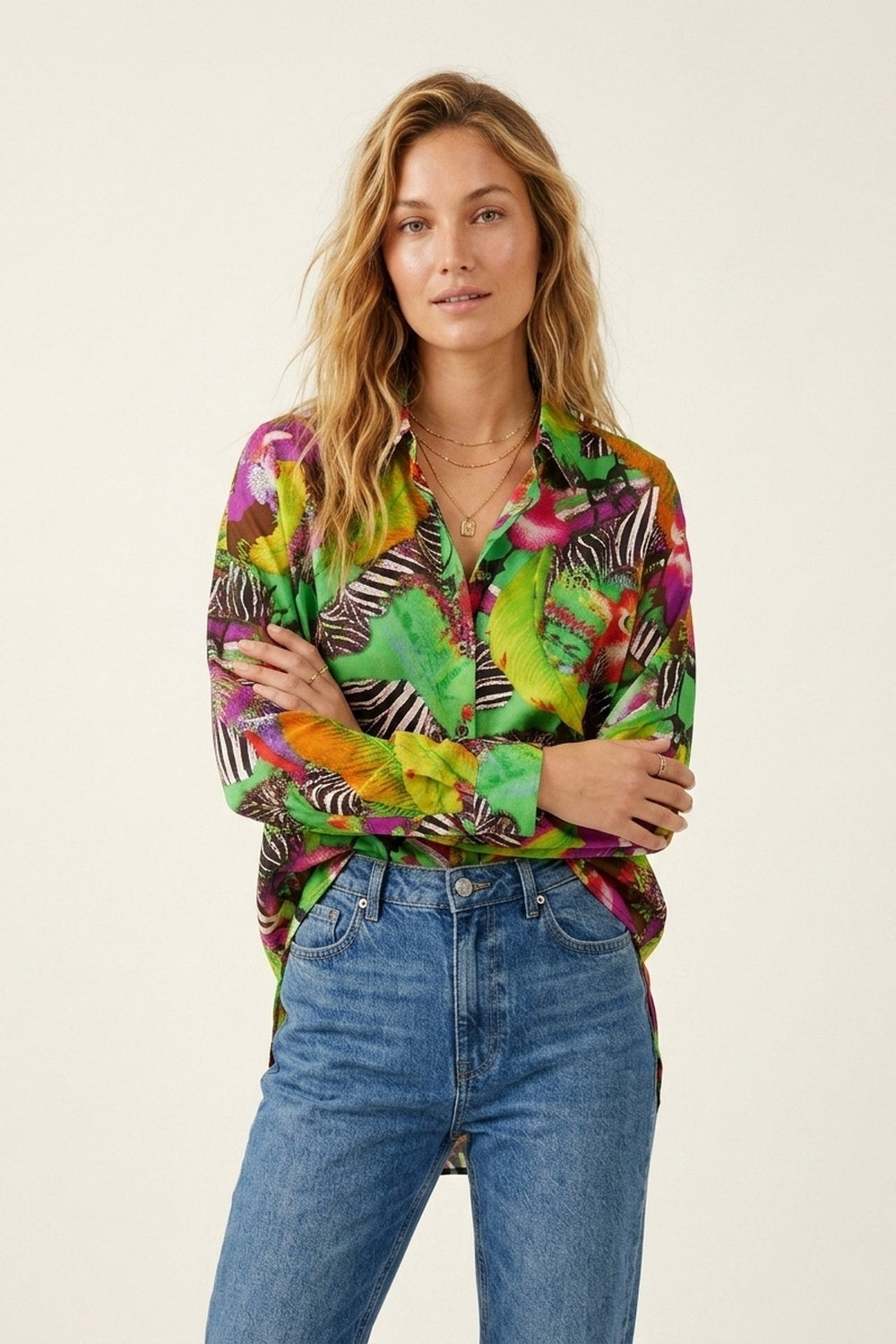 Chemise à imprimé tropical vibrant multi-vert à boutons en tissu satin