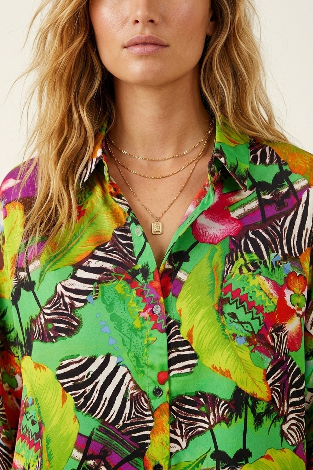 Chemise à imprimé tropical vibrant multi-vert à boutons en tissu satin