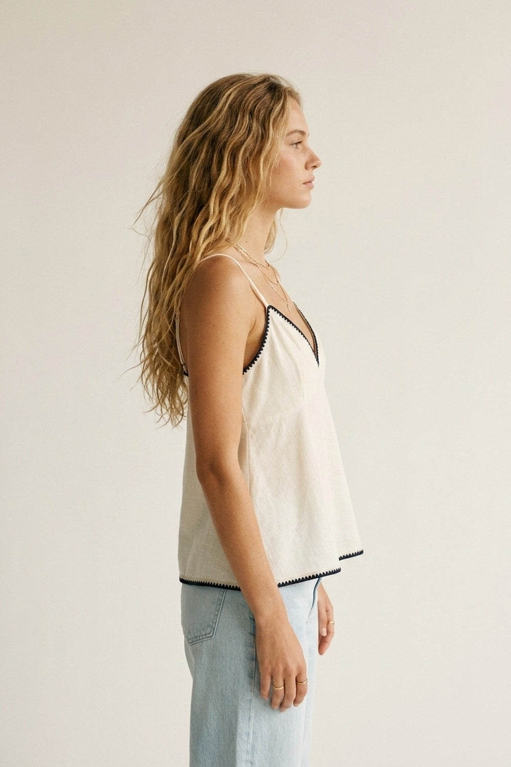 Cami blanc léger avec bordure marine en zigzag