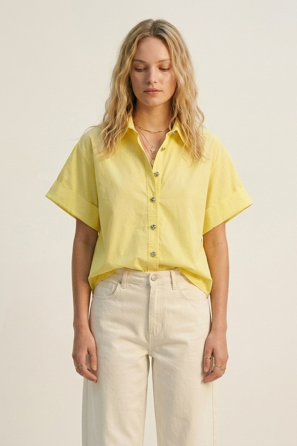 Chemise kimono jaune à manches courtes avec boutons en argent