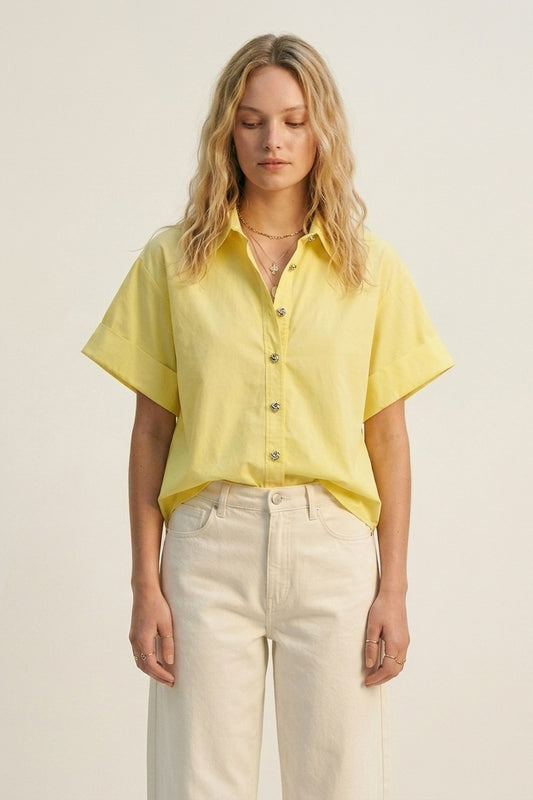 Chemise kimono jaune à manches courtes avec boutons en argent