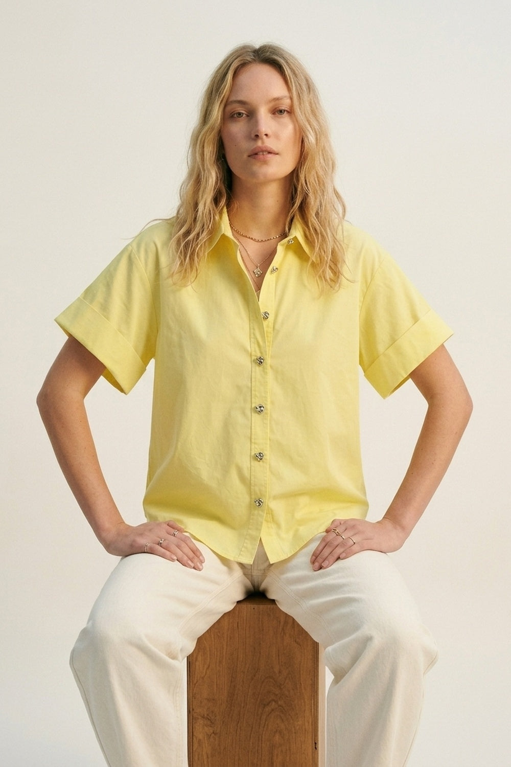 Chemise kimono jaune à manches courtes avec boutons en argent
